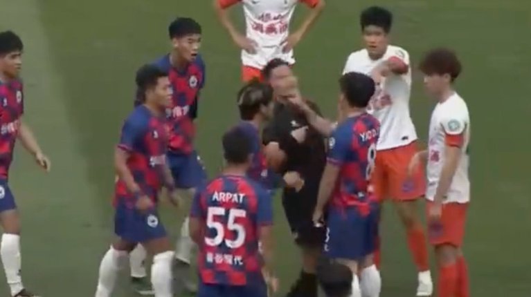 海港球员未犯规？边裁事件引争议